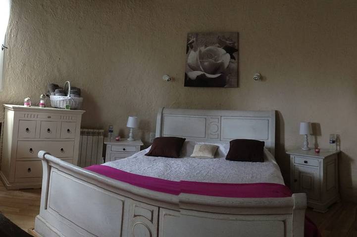 Location de vacances pour 4 personnes, avec piscine ainsi que terrasse et jardin à Châteauneuf-le-Rouge - 2