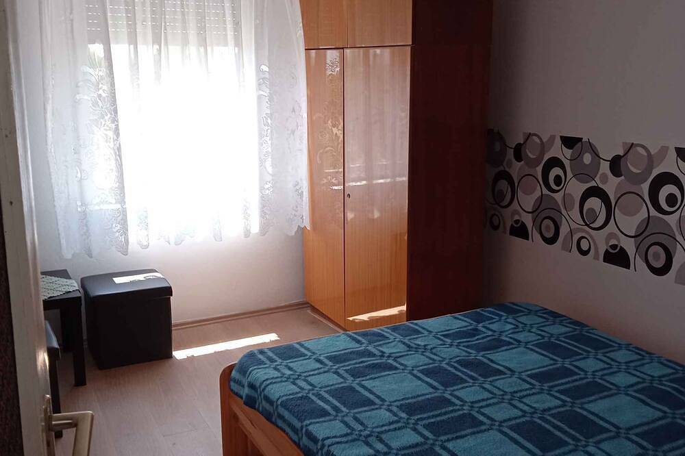 Casa vacacional con columpio y ducha de jardín in Kővágóörs, Lago Balatón