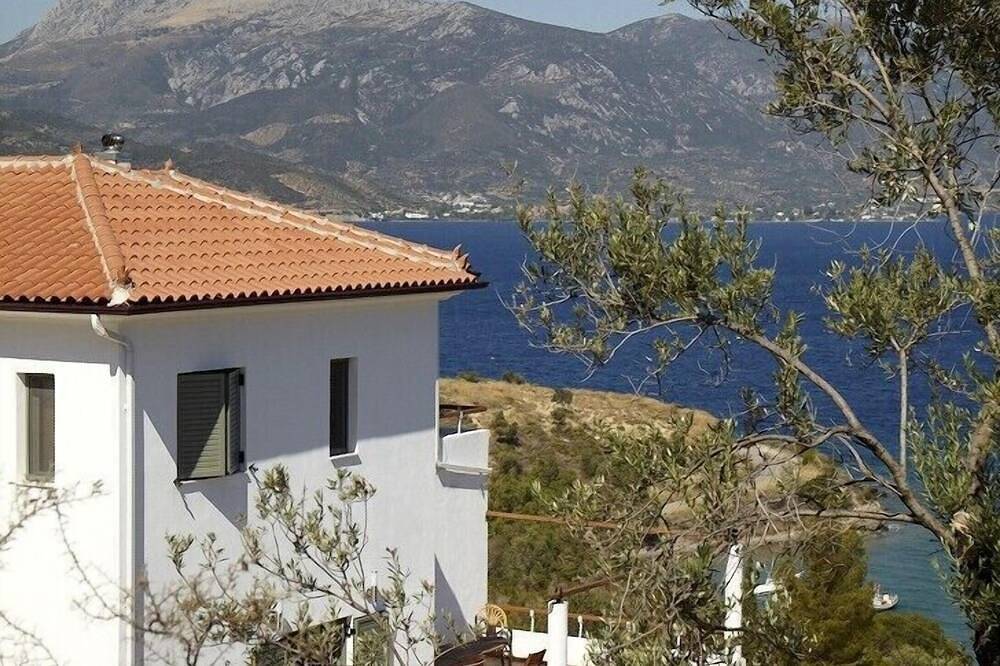 A modern villa in a unique setting with stunning views. in Inseln der Region Attika