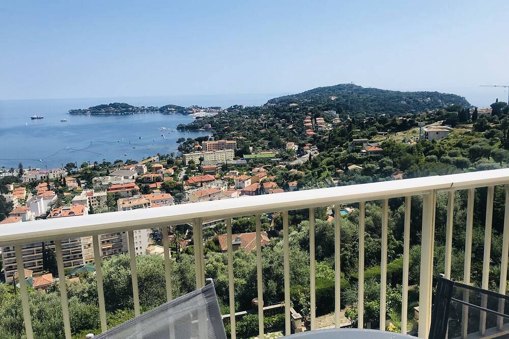 Entire apartment, Studio with balcony and parking, breathtaking view of Cap-Ferrat and the sea! in Villefranche-sur-Mer, Nice region