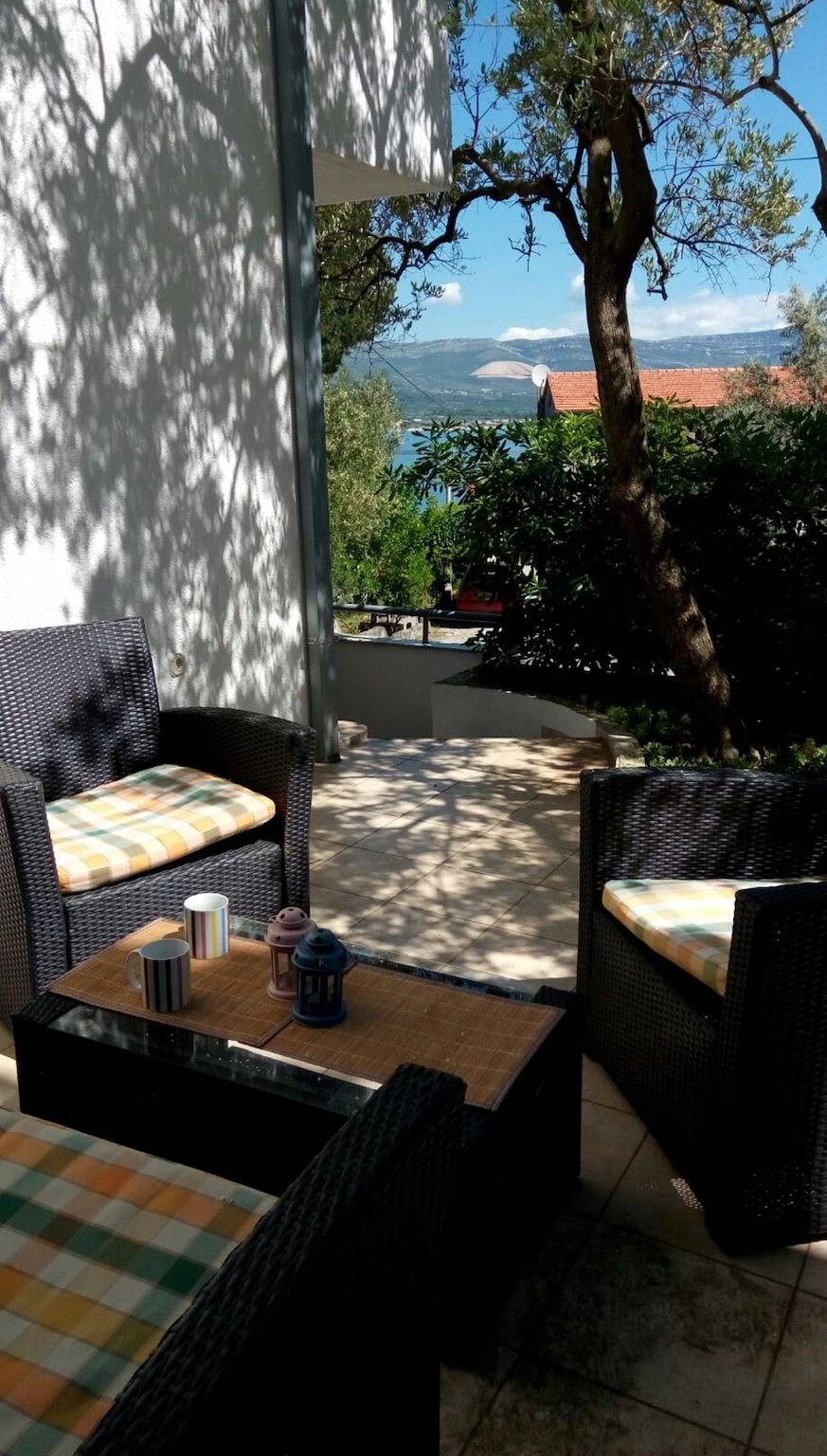 Geheel vakantieappartement, A 4 apt with patio & sea view, close to the beach in Arbanija, Čiovo