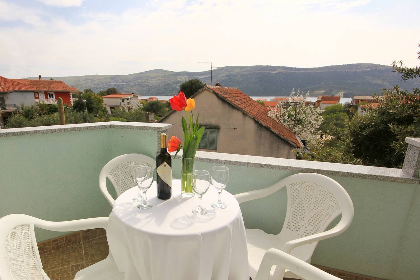 Ganze Wohnung, 1-Zimmer-Ferienwohnung mit Terrasse und Meerblick Poljica, Trogir -b in Poljica, Split-Dalmatien