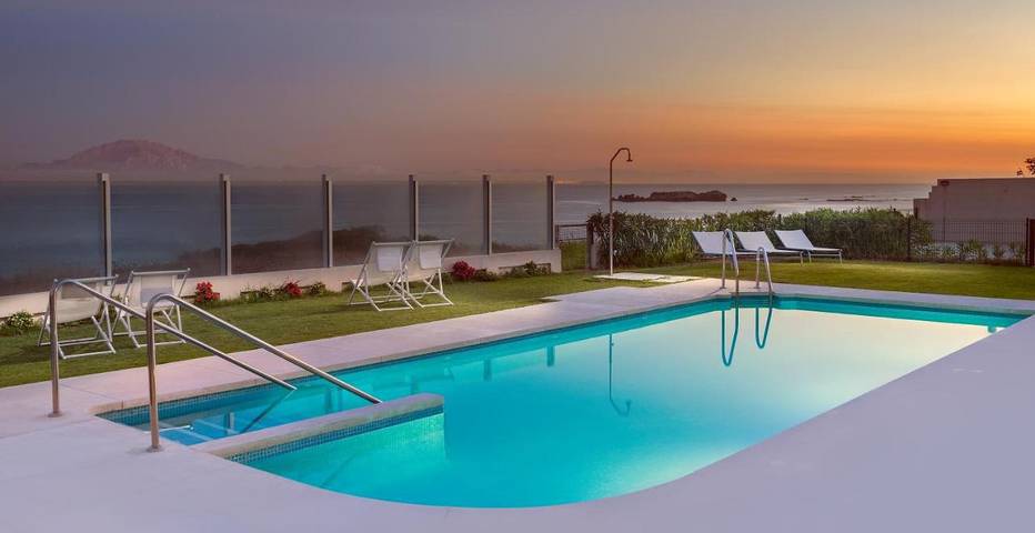 Appartamento per 2 persone, con Terrazza e Giardino nonché Piscina e Panorama a Algeciras