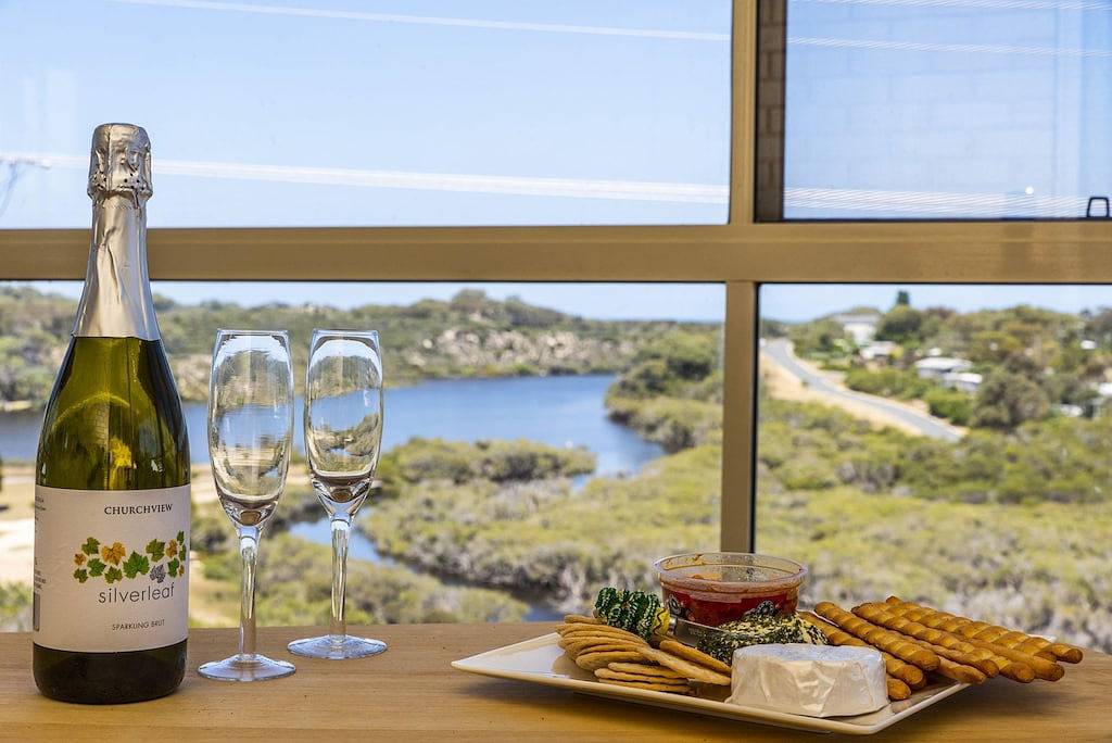 Rückzugsort mit Blick auf den Fluss - Blick auf das Meer und den Fluss in Guilderton, Western Australia