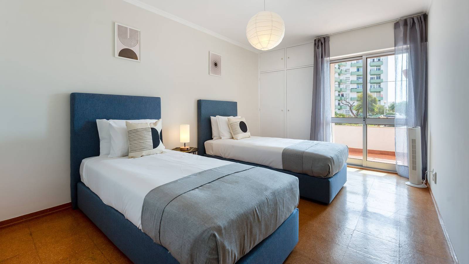 Apartamento inteiro, Comfy 3 Bdr Flat W/ Pool & Balcony by Lovelystay in Portimão, Distrito de Faro