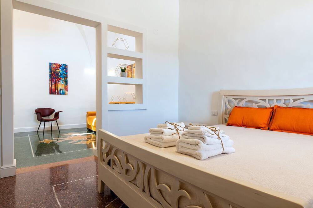 Entire apartment, Apartment 'Primo Piano - Mini' with Private Garden, Wi-Fi and Air Conditioning in Pulsano, Gulf of Taranto