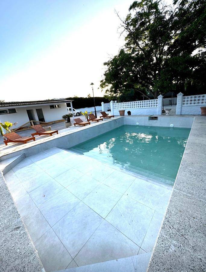 Casa rural para 7 personas, con jardín además de vistas y piscina, Se admiten mascotas en Cabra - 2