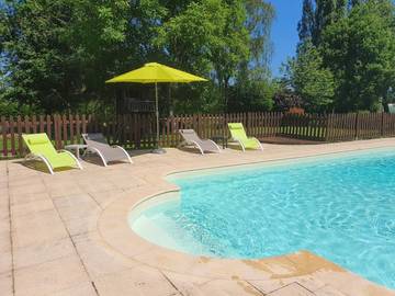 Gîte pour 3 personnes, avec piscine ainsi que jardin et vue, animaux acceptés à Bonnemain
