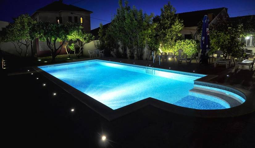 Maison d’hôte pour 3 personnes, avec jardin ainsi que piscine et jacuzzi à Trogir