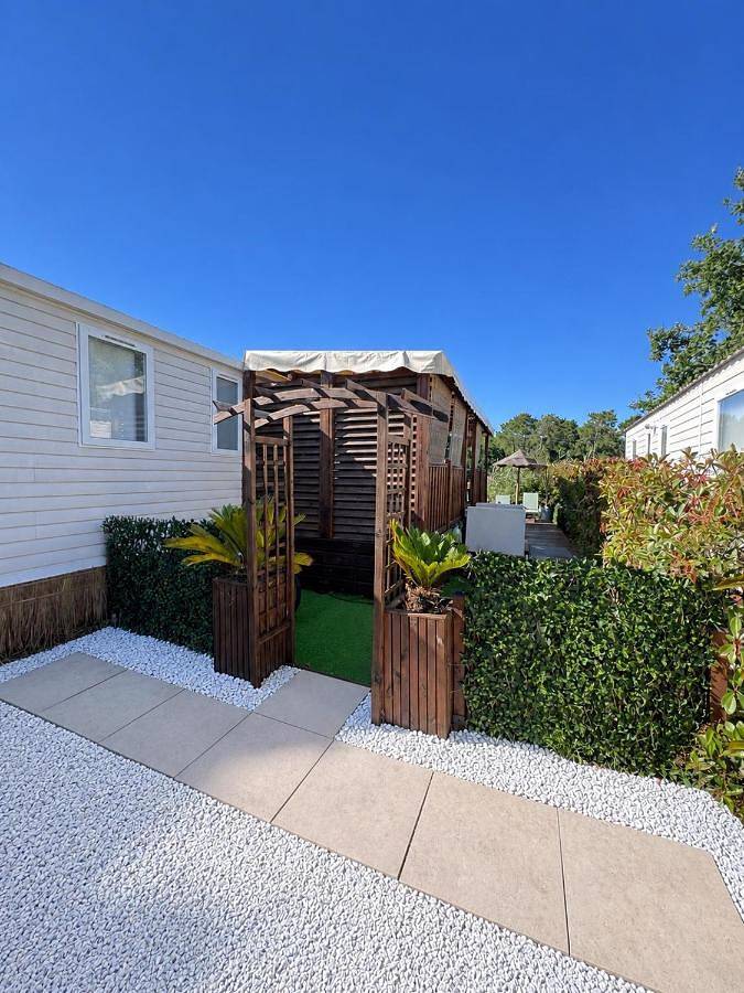Camping pour 6 personnes, avec Jacuzzi et Terrasse ainsi que Jardin et Piscine