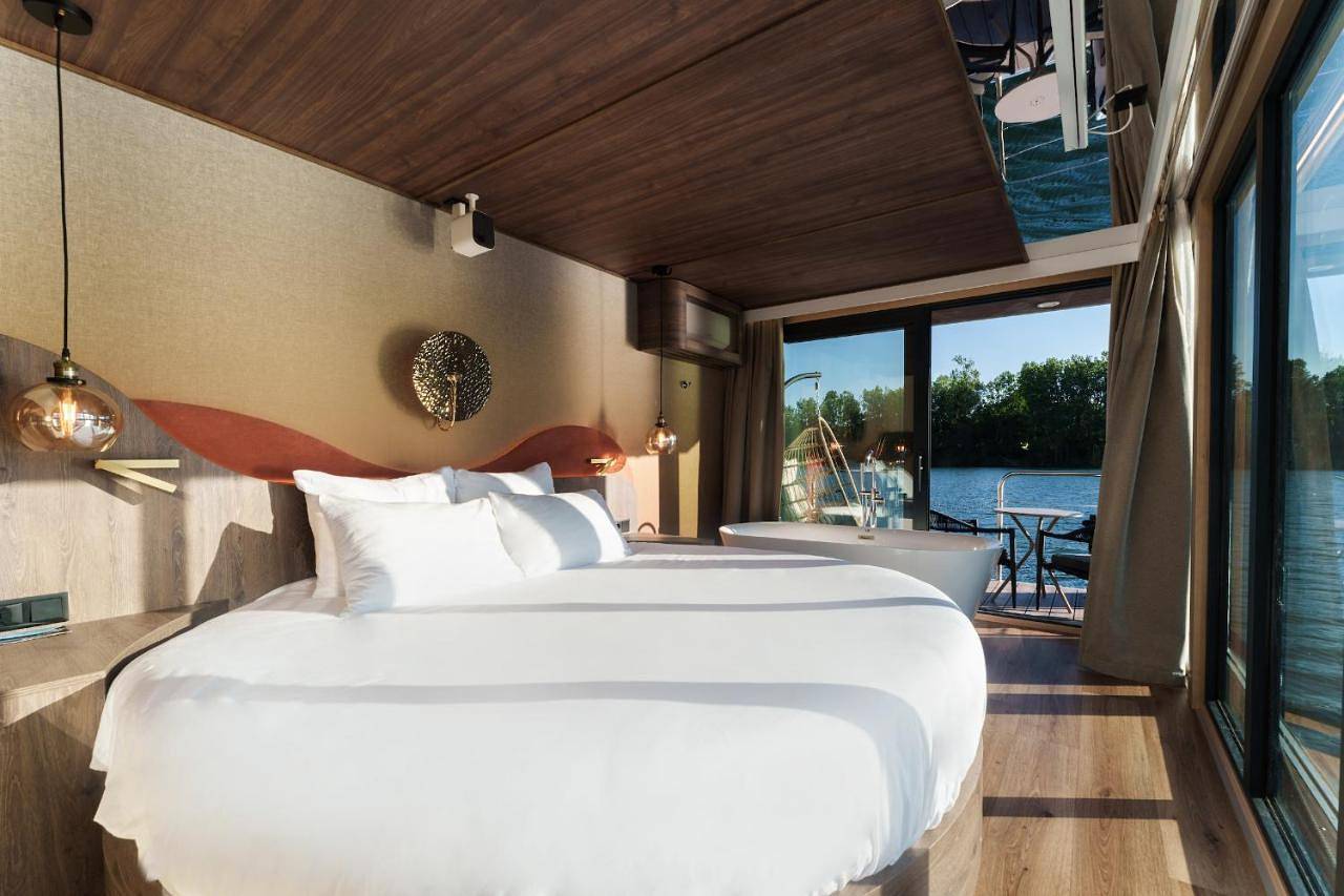 Superior Floating Suite King-Size Bed – Spa Bath and Private Sauna in La Ferté-sous-Jouarre, Seine-et-Marne