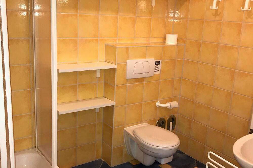 Ganze Wohnung, Ein Steinwurf zum Ostseestrand: Ferienwohnung Martha mit Terrasse in Polchow, Glowe