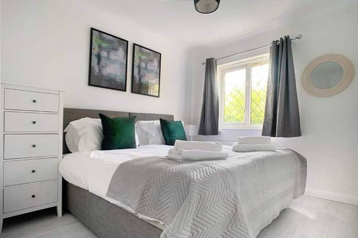 Woking - Garden, Parking, Pets Welcome in Woking, Surrey