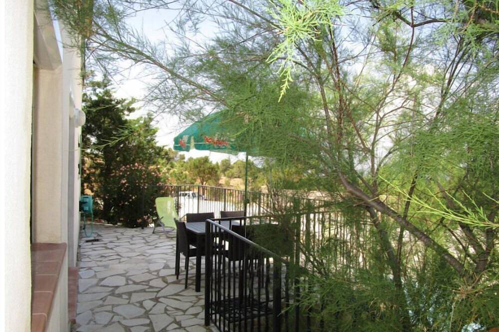 Entire apartment, Rez-de-villa Bellevue T3, 56 m², 3 km de Cassis in Carnoux-en-Provence, Marseille region