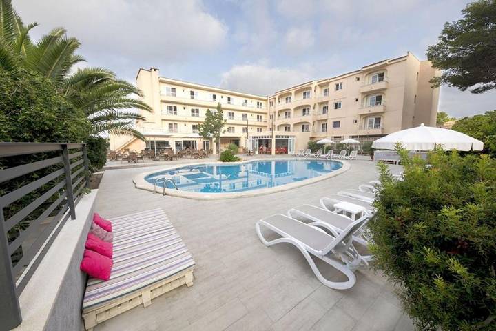 Hôtel pour 3 personnes, avec balcon ainsi que piscine et jardin