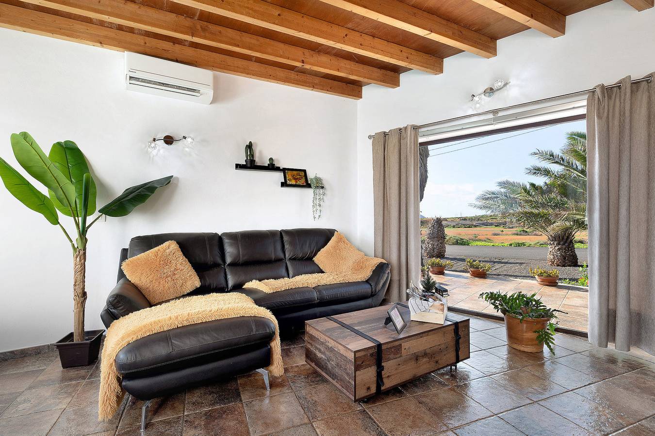 Casa Vacacional 'Guenia I' con Vista a la Montaña, Wi-Fi y Aire Acondicionado in El Mojón (Lanzarote), Teguise