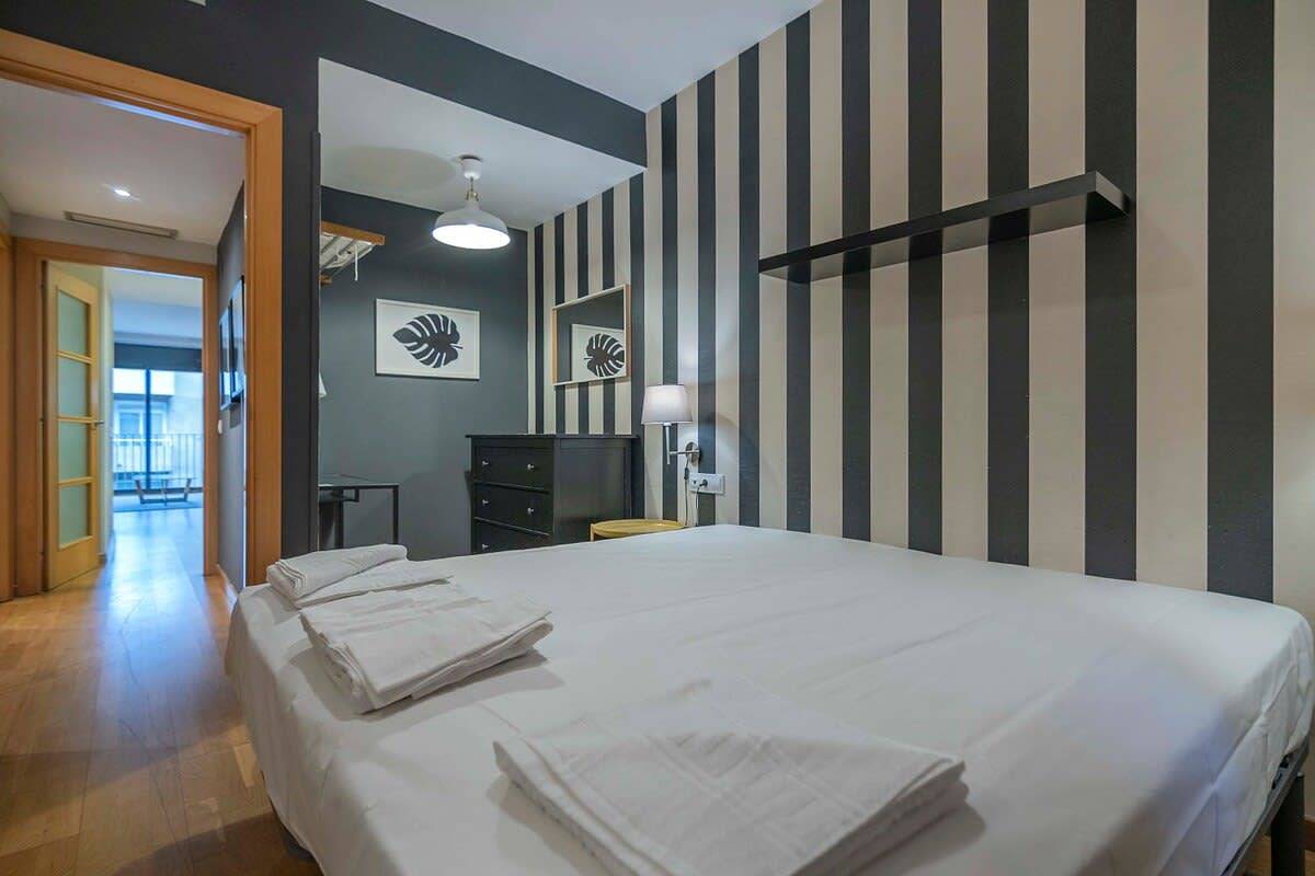 Entire apartment, 2 bedroom apart with balcony in Eixample in Barcelona Centre, Barcelona