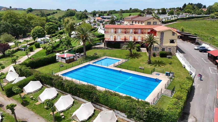 Camping voor 2 personen, with Terras and Tuin as well as Zwembad in Cantabrië