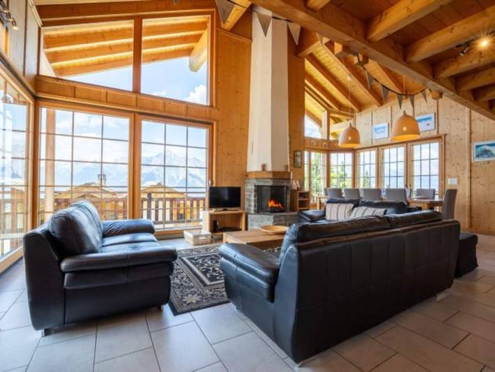 Ferienhaus für 10 Personen, mit Balkon und Terrasse sowie Garten und Pool in Nendaz