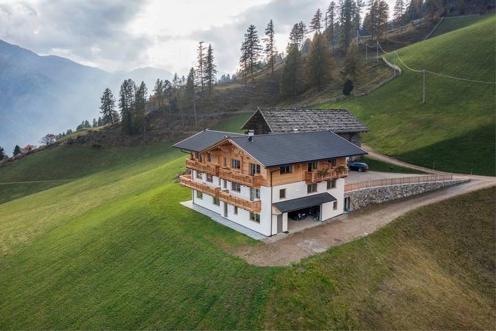 Entire studio, Studio Apartment 'Apartment Ocher' with Mountain View, Shared Garden and Wi-Fi in Ulten, Ortler Alps