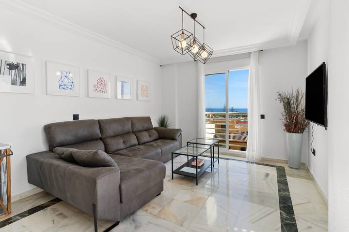 Entire apartment, Apartment 'Marbella Ático las Vistas De Laia' with Sea View, Wi-Fi and Air Conditioning in Marbella West, Marbella