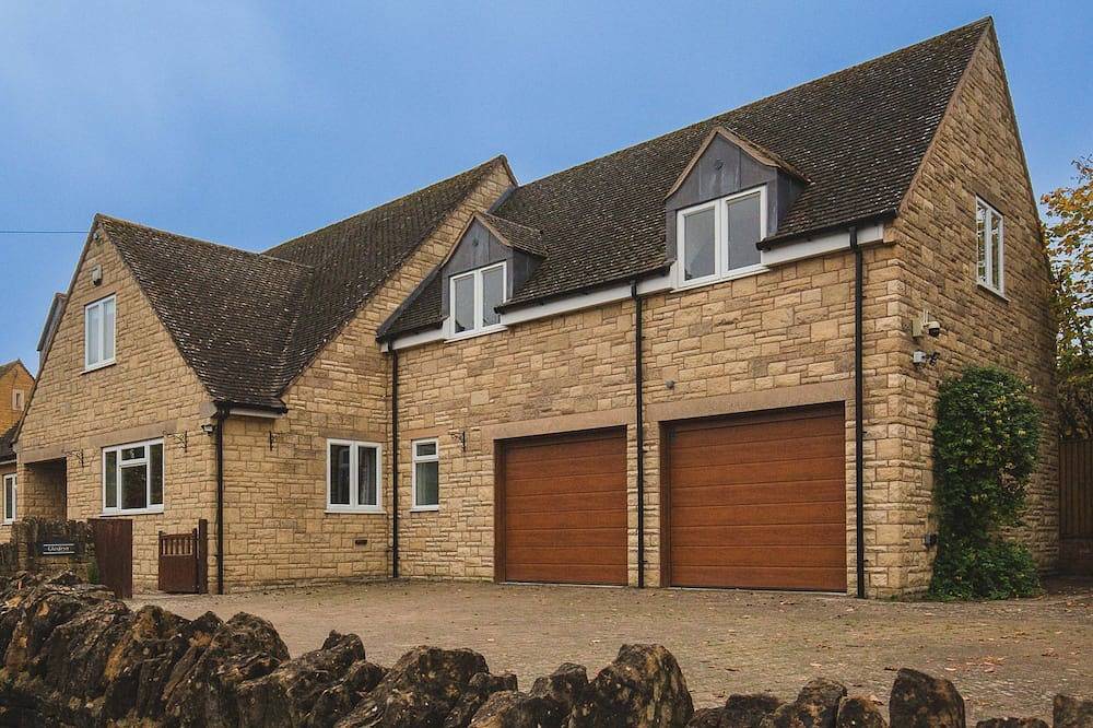 Glasfryn - sleeps 10 guests  in 5 bedrooms in Great Wolford, Warwickshire