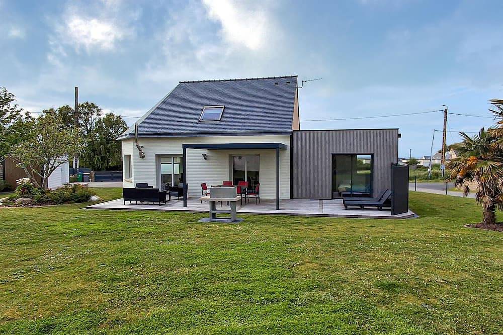 Beach front home in Ploudalmézeau with Wifi in Ploudalmézeau, Région de Brest