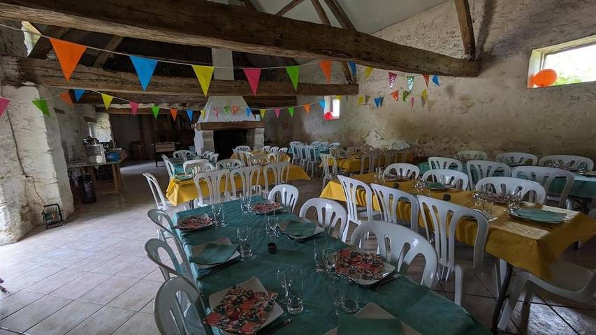 Location de vacances pour 31 personnes, avec vue et terrasse à Coulonges-Cohan - 4