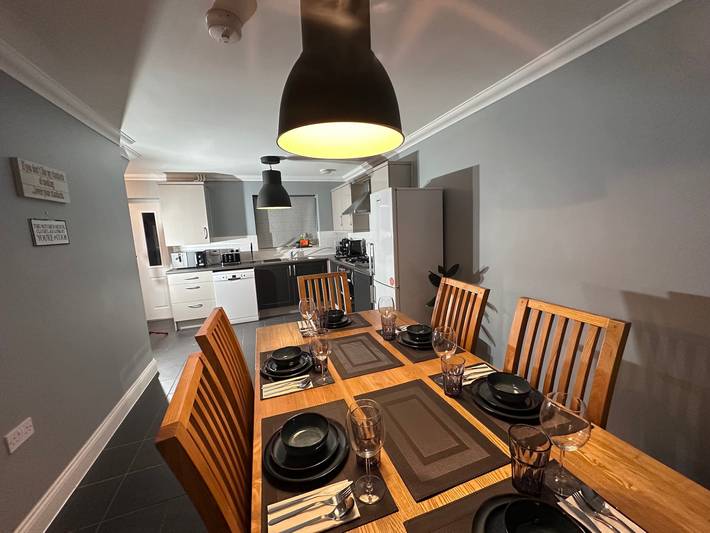 4 Bedroom Ipswich Home - Sleeps 8 - Free Parking in Ipswich, Suffolk