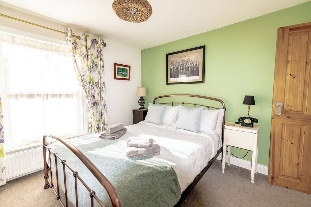 Pet friendly 2 Bed House Titchfield Village Centre in Fareham, Hampshire