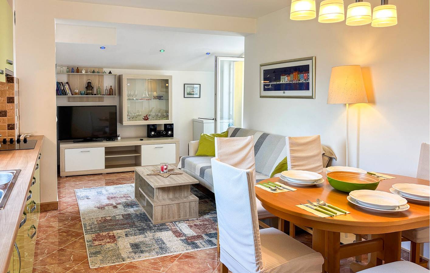 Ganze Ferienwohnung, Gemütlich, nur 2 km von der Küste entfernt: WLAN, Waschmaschine, Klimaanlage, Parkplatz und Terrasse! in Lošinj, Cres