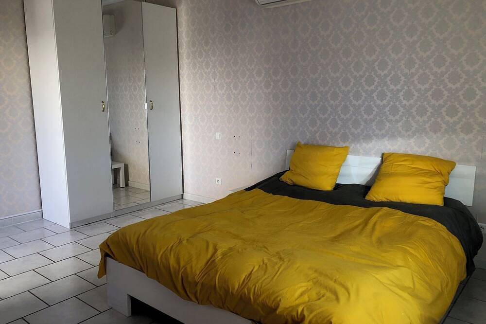 Apartamento entero, Lovely room in Provence 5 minutes from the golf course, 50 meters from the tennis court. in Pierrevert, Parque natural regional del Luberon