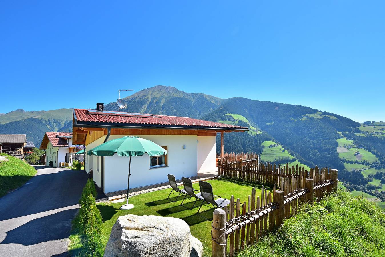 Ganze Wohnung, Ferienwohnung 'Tratterhof Apt Astjoch' mit Bergblick, privater Terrasse und Wlan in Weitental, Vintl