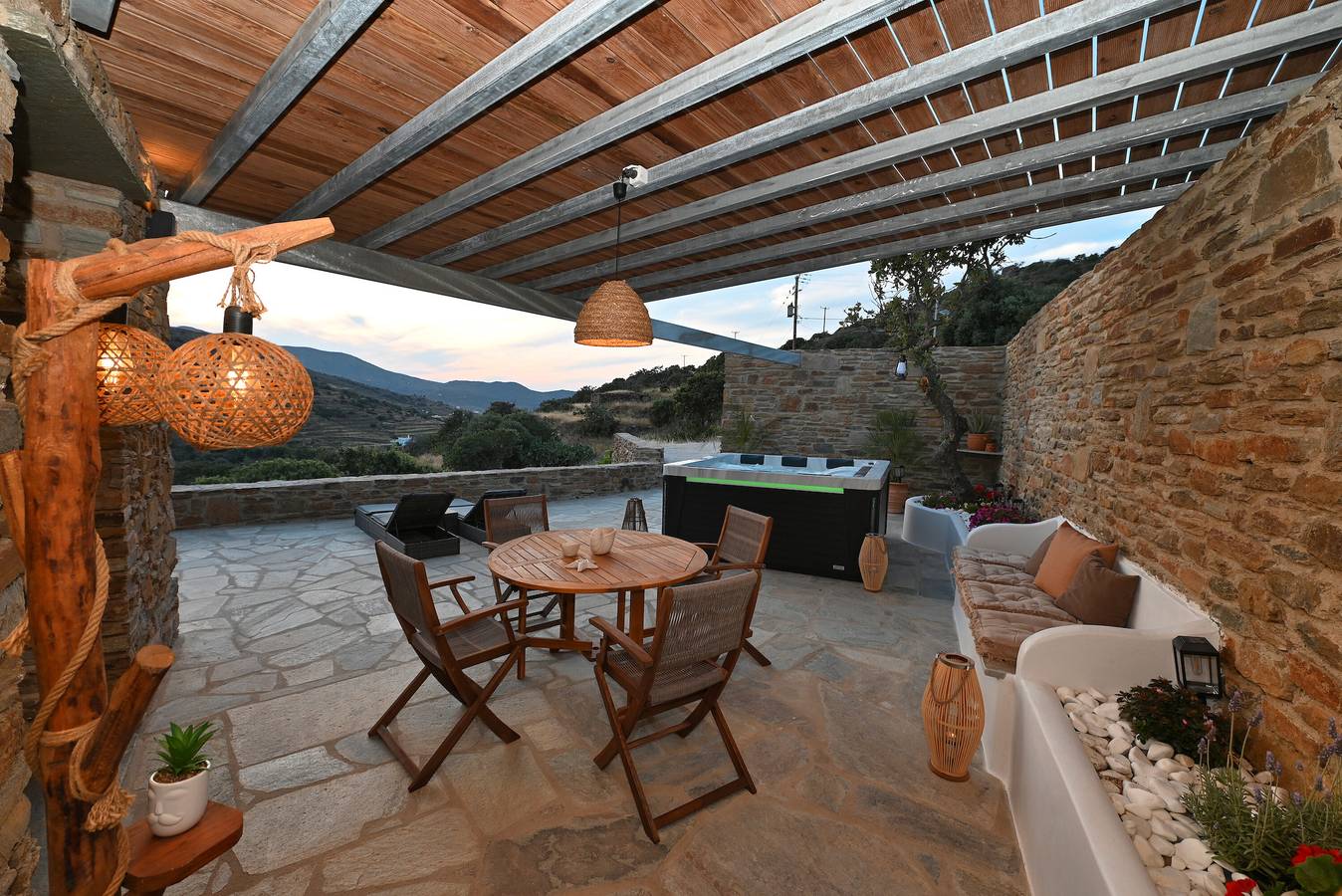 Villa 'Celini House 2' mit Bergblick, Wlan und Klimaanlage in Tínos
