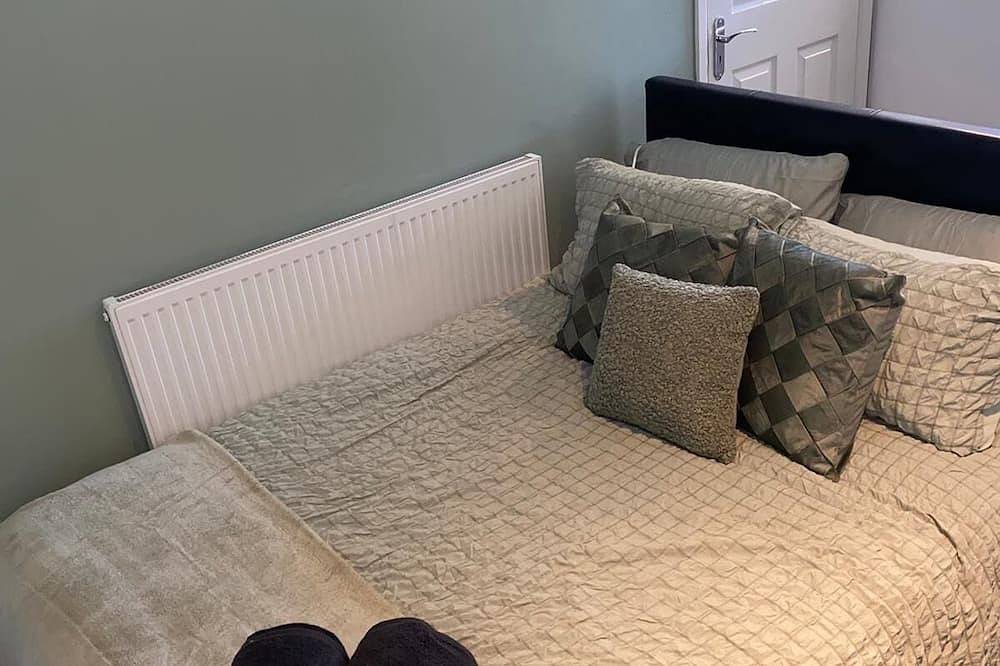 Entire apartment, Compact contemporary modern studio in Coventry, Birmingham Area