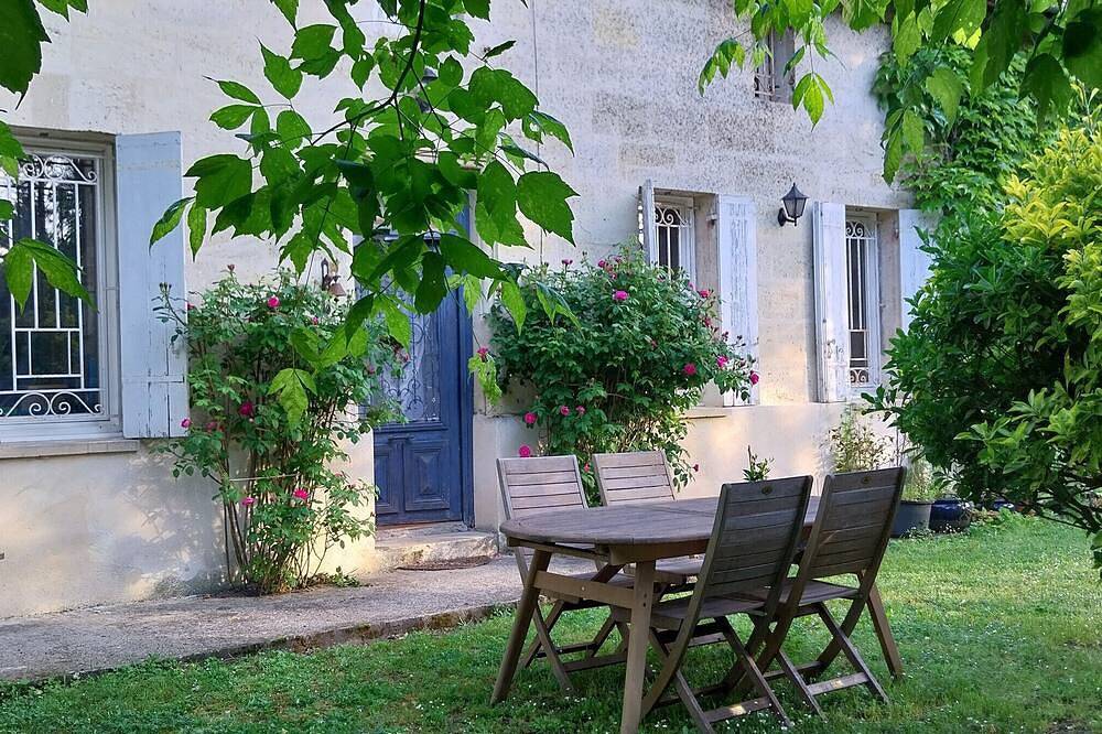 Bed and Breakfast 'La Lagune' con terraza compartida, jardín privado y Wi-Fi in Saint-André-de-Cubzac, Región de Blaye