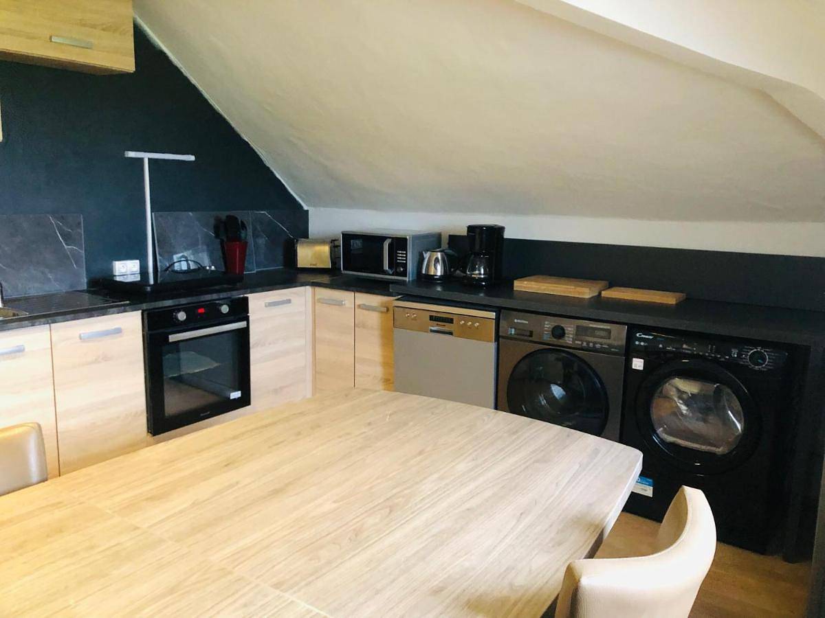 Appartement entier, Appartement - Les Combles Du Chateau Des Marais - Avec vue sur le lac - Pour 2 à 5 Personnes in Saint-Philbert-de-Grand-Lieu, Région de Nantes