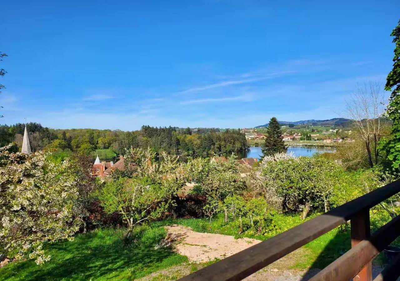 Secret Chalet- Séjour paisible avec vue sur le lac in La Clayette, Région de Charolles
