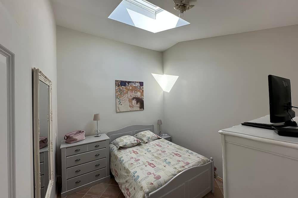 Petit Gîte 4/5 Personnes Avec Accès Piscine Partagée in Grasse, Cannes region