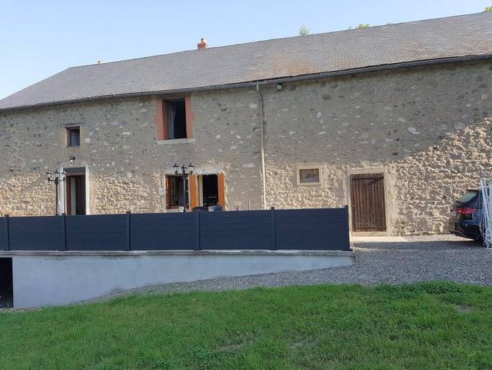 Location de vacances pour 14 personnes, avec Terrasse ainsi que Jardin et Vue à Arleuf