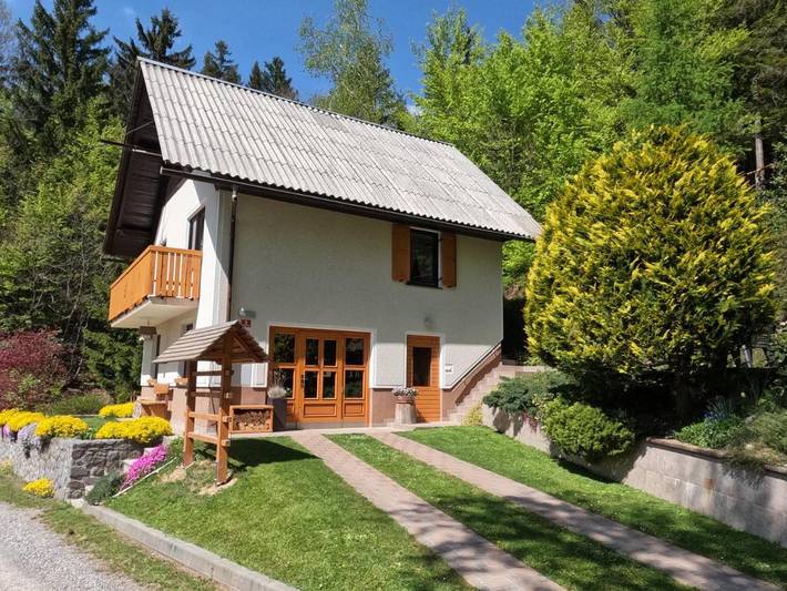 Location de vacances pour 5 personnes, avec vue et jardin à Logatec