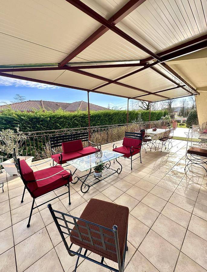 Gîte pour 6 personnes, avec Terrasse ainsi que Jardin et Vue dans Toulonjac