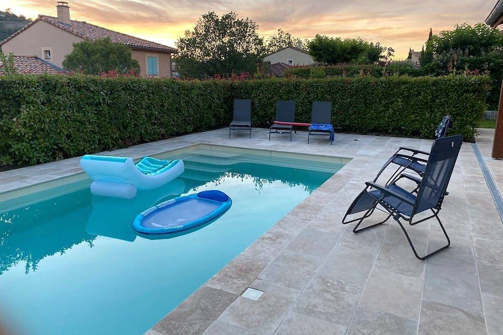 Comfortable air-conditioned villa with private heated pool in private residence. in Vallon-Pont-d'Arc, Ardèche