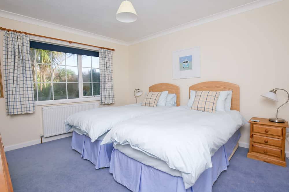 Comfortable House In Lovely Holiday Area With Everything You Require! in Constantine Bay, Cornwall