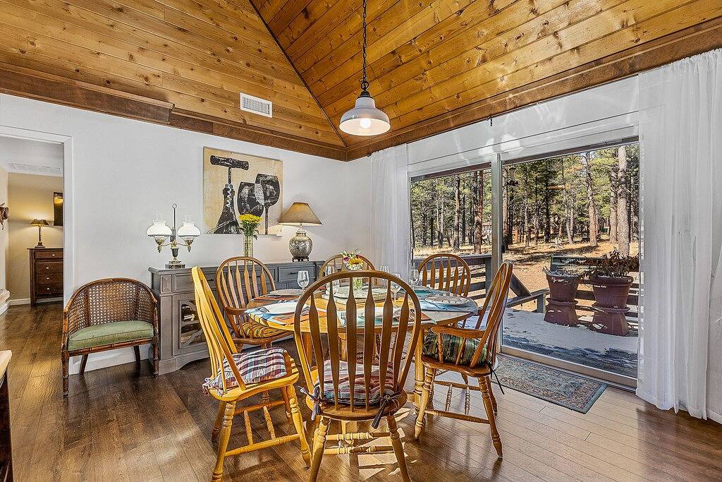Log Cabin for 12 Guests in Coconino National Forest, Coconino County