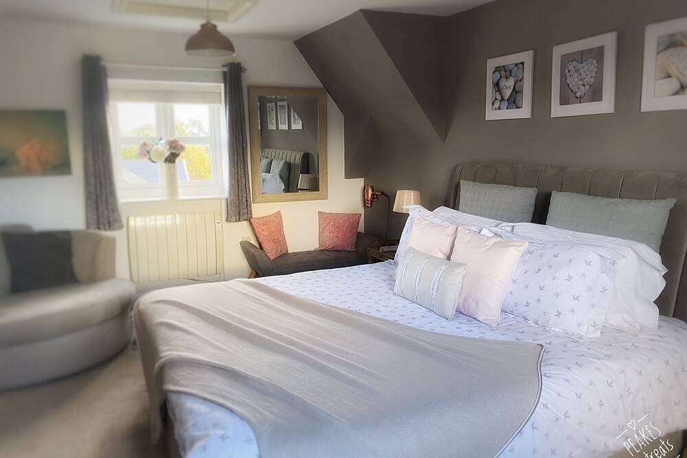 The Loft at Peake’s Retreats + private hot tub in Staffordshire
