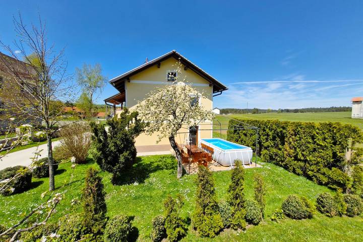 Ferienhaus für 8 Personen, mit Terrasse und Pool in Slowenien