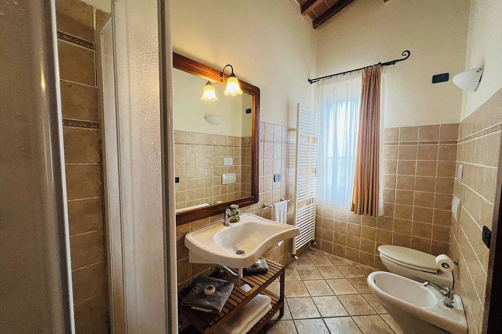 Tuscan getaway: pool, lake view & warm family hospitality in organic farmhouse in Pieve Santo Stefano, Valtiberina
