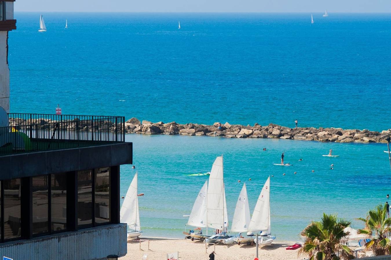 Entire apartment, Bright and Charming 1Br Apt w Sea Views Near Shore in Tel Aviv, Tel Aviv District