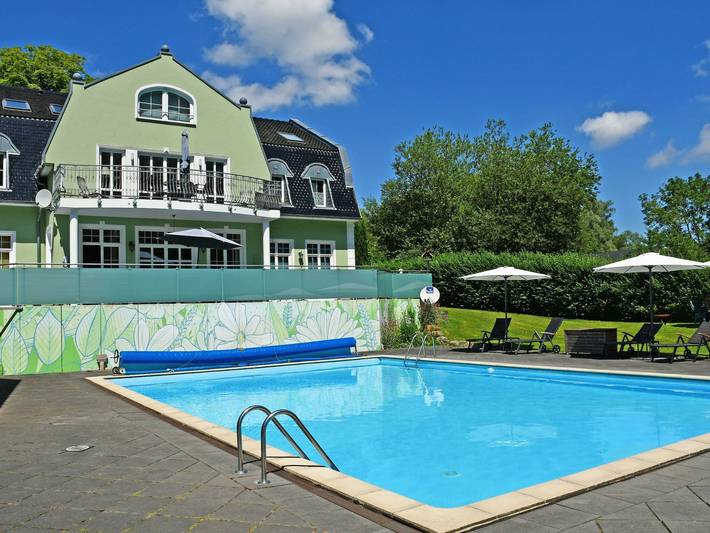 Ferienwohnung für 5 Personen, mit Whirlpool und Pool sowie Garten, mit Haustier in Garz/Rügen